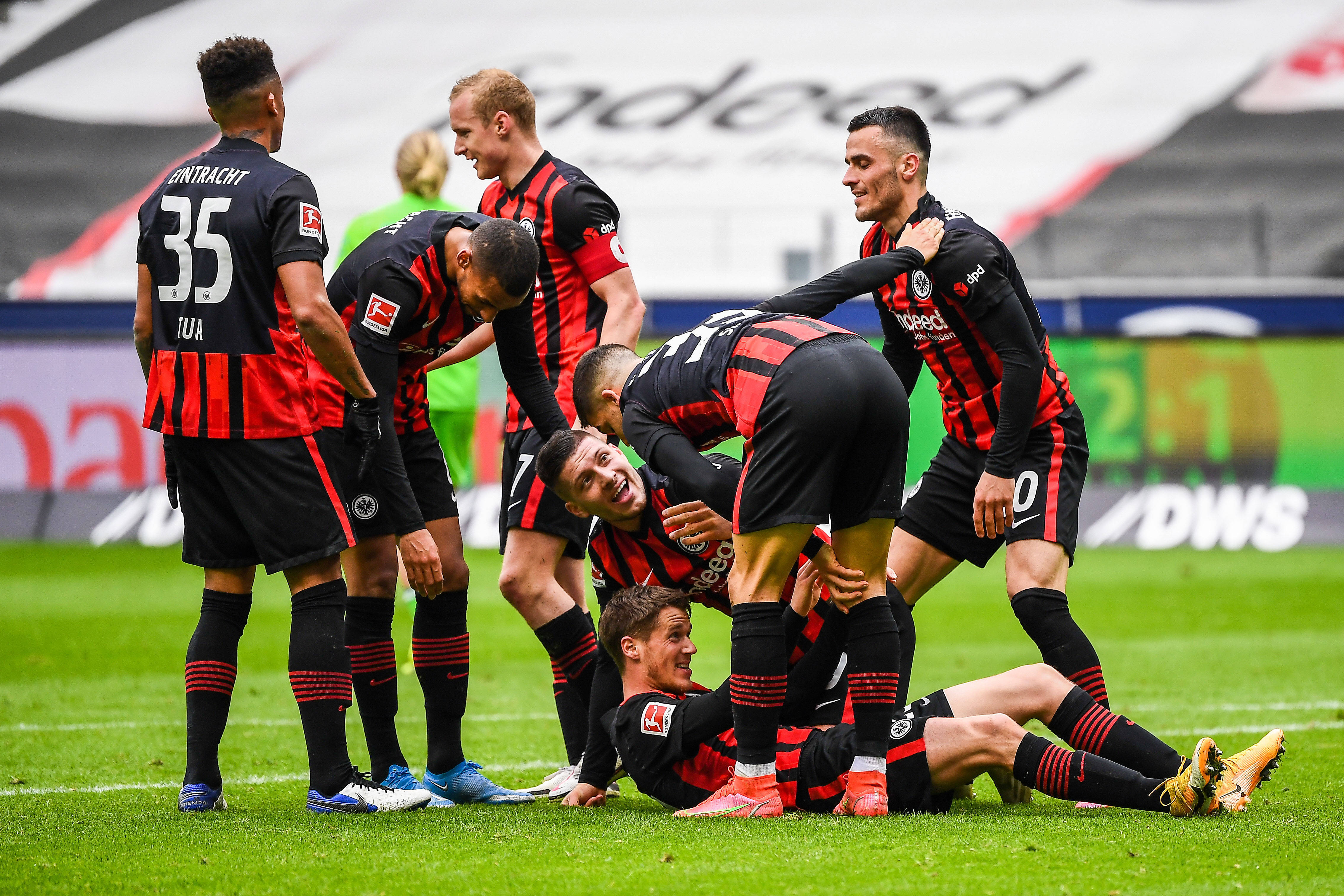 集结日体能课后，法兰克福远射贴柱备战西甲，引发热议，细节决定成败 