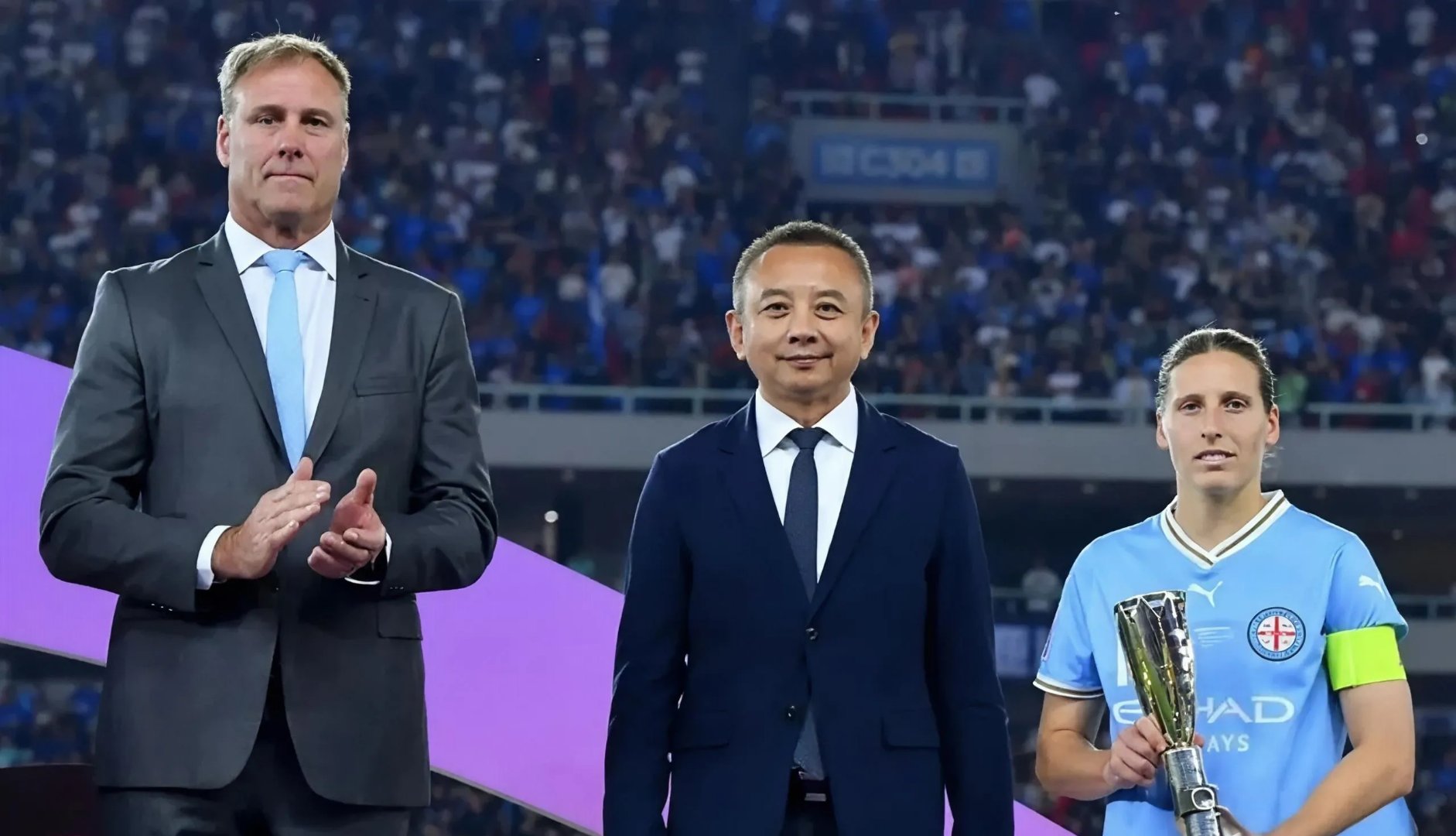 亚冠集结日再迎强敌;里昂临场应变;主帅态度——球迷炸锅;心理建设被强调 亚冠集结日再迎强敌;里昂临场应变;主帅态度——球迷炸锅;心理建设被强调