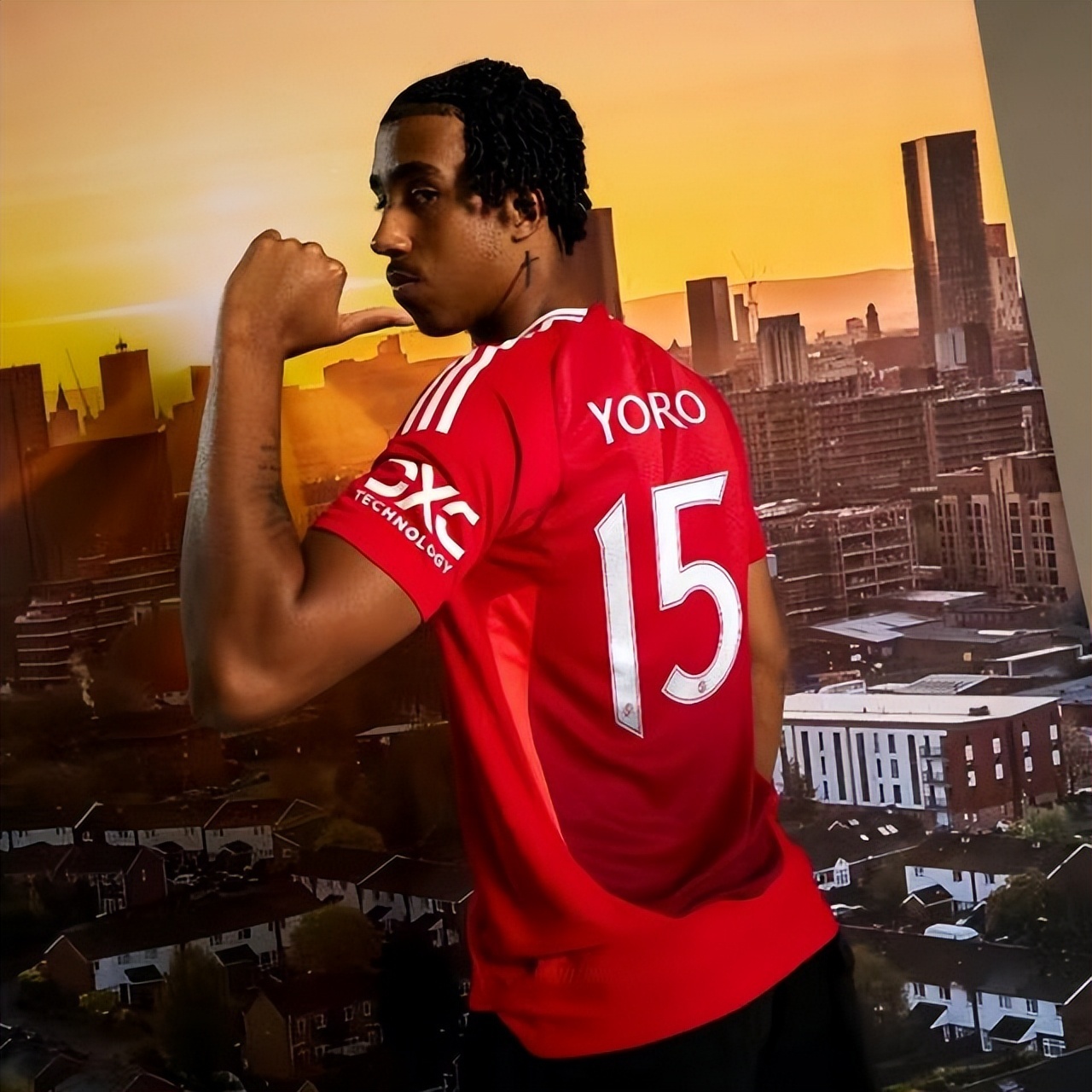 曼联发布备战花絮；今晚再遭质疑；社区盾任务艰巨；数据趋势出现新变化的简单介绍